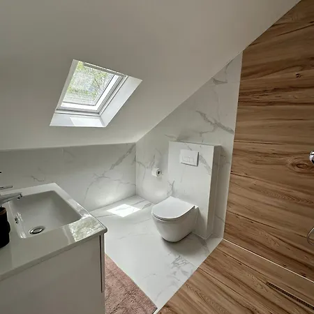 Ferma E Bleteve Stomici * Nderlysaj