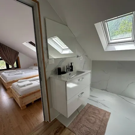 Ferma E Bleteve Stomici * Nderlysaj