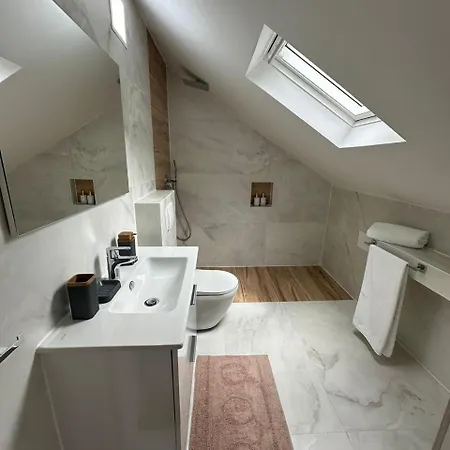 Ferma E Bleteve Stomici * Nderlysaj