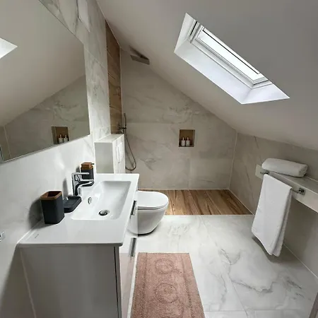 Ferma E Bleteve Stomici Nderlysaj